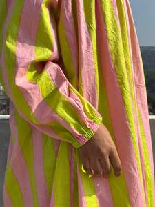 เดรสลำลองสไตล์โบฮีเมียนสำหรับผู้หญิง ผ้าฝ้ายระบายอากาศ ลายทาง พิมพ์ลาย ทรงหลวม ความยาวปานกลาง เหมาะสำหรับฤดูร้อน ทำมือ ใส่ได้ทุกวัน - Product Image 4