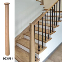Escaliers d'intérieur modernes personnalisés avec main courante en bois et colonnes en métal assorties
