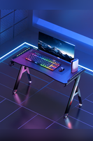 Bureau de jeu ergonomique AOR ESPORTS H, style racing, avec structure métallique moderne, surface en bois, éclairage RGB et texture fibre de carbone