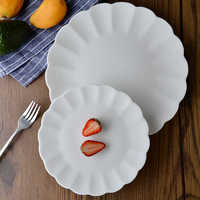 Assiette en céramique de luxe en porcelaine fine, blanche pure, faite à la main, sous glaçure, style nordique, en forme de pétale, pour usage domestique