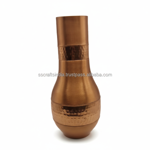 Elegante botella de agua de cobre de La India Beneficios curativos antiguos con diseño moderno Ideal para la hidratación diaria y el bienestar - Product Image 1