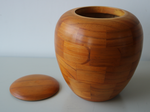 โกศไม้สำหรับบรรจุอัฐิมนุษย์ รูปทรงแจกันคลาสสิก ทำจากไม้เนื้อแข็ง พร้อมดีไซน์งานฝีมือแบบปะติดปะต่อ - Product Image 3