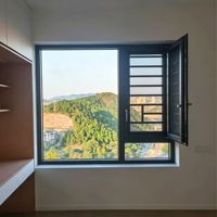 Ventana Abatible Lateral de Aluminio con Rotura de Puente Térmico Aomeja, con Sistema de Microventilación, Mosquitera y Panel Fijo