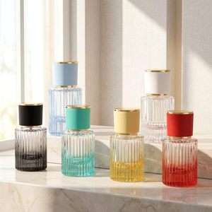 Flacon de parfum de luxe 20 ml en verre, couleur or métallique, impression sérigraphique, pulvérisateur à pompe, bouchon à vis, flacon de parfum vide artisanal - Product Image 1