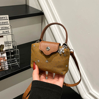 Sac mini à rabat personnalisé en tissu avec clous étoiles, fermeture magnétique et bandoulière réglable pour femmes, idéal pour les tenues quotidiennes et les soirées.