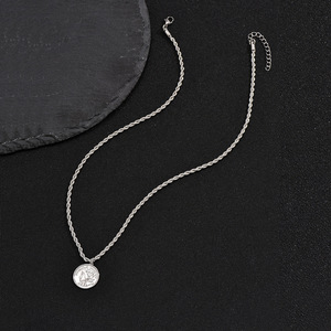 Collana da uomo a catena cubana con ciondolo a ritratto, maglia ritorta, stile street, gioiello per maglione - Product Image 4