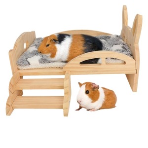 Hamac en bois pour cochon d'Inde avec escalier, lit surélevé pour hamster et lapin, couleur bois naturel, coussin en fausse fourrure, utilisation automne-hiver - Product Image 5