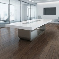 Table de réunion et de conférence sur mesure en Corian blanc et acier inoxydable pour 12 personnes, idéale pour les bureaux et les immeubles de bureaux