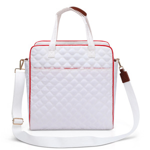 Bolsa de Tenis Acolchada Blanca Termoformada con Ribete Rojo y Cierre de Cremallera, Estilo Casual, Resistente al Agua, Precio de Fábrica al por Mayor - Product Image 3