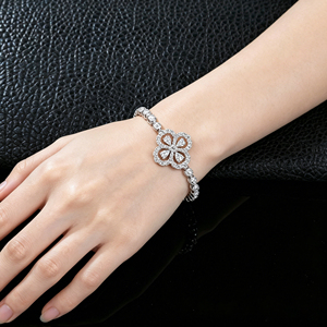 สร้อยข้อมือเพชรรูปใบโคลเวอร์สี่แฉกสุดหรู เครื่องประดับเงินแท้สำหรับงานแต่งงาน-V - Product Image 6