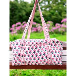 Bolsa de lona acolchada de algodón hecha a mano, ligera, duradera, con interior espacioso, elegante estampado de bloques, perfecta para viajes, gimnasio, fin de semana. - Product Image 4