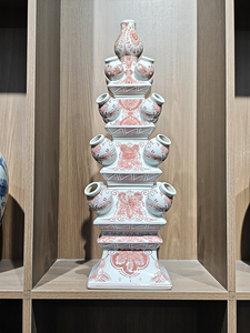 Vase tulpière en <span class=keywords><strong>porcelaine</strong></span> rouge et blanche avec un motif chinoiserie inspiré <span class=keywords><strong>de</strong></span> <span class=keywords><strong>Delft</strong></span>, peint à la main, style pagode florale, vase multi-ouvertures - Product Image 1