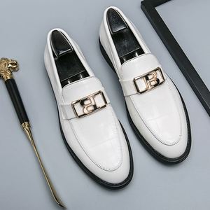 Les dernières chaussures en cuir blanc pour hommes, très populaires, avec logos métalliques, sont des chaussures en cuir élégantes, propres et simples pour hommes. - Product Image 1