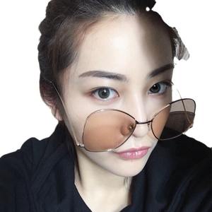แว่นกันแดดผู้หญิงสไตล์คนดังกรอบโลหะสีทองป้องกันรังสียูวี 400 ดีไซน์ทรงกลมไม่สม่ำเสมอประเภท 3 แว่นกันแดด F2-6203 - Product Image 4
