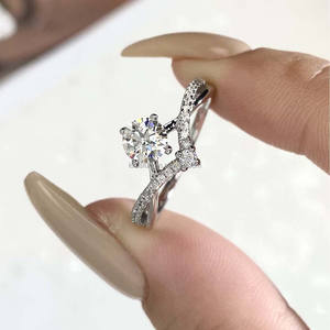 แหวนเพชรโมอิส2แถวประดับอัญมณีรูปตัววีสำหรับผู้หญิง925ชุบโรเดียมเงินสเตอร์ลิงประดับอัญมณีสำหรับหมั้นหมาย - Product Image 3