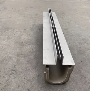 Canalina di drenaggio lineare moderna in acciaio inossidabile con copertura curva a fessura nascosta, griglia per acque piovane da esterno - Product Image 1