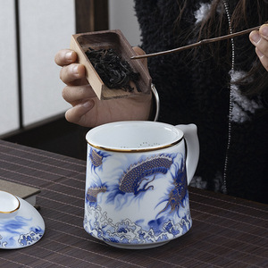 Tasse à thé en porcelaine blanche avec couvercle, grande capacité, mug de bureau en céramique pour la séparation du thé et de l'eau, motif solide fabriqué à Dehua - Product Image 3