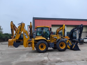 Chargeuse-pelleteuse JCB 4CX tout-terrain neuve, robuste et polyvalente pour les travaux d'infrastructure en milieu rural et les travaux de cour. - Product Image 1