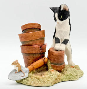 Figurine de chat noir et blanc vintage Sherratt et Simpson en polyrésine/résine avec souris et pots de plantes - Product Image 3