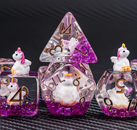 Jeu de dés polyédriques en résine dés violets transparents avec figurines d'ours rouge intégrées jeux de société
