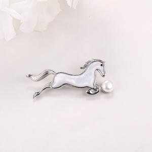 Broches de mode en gros de Zhuji, exquises, plaquées or cuivre, coquille de perle d'eau douce, broche de vêtement zodiaque cheval, fleur de poitrine - Product Image 3