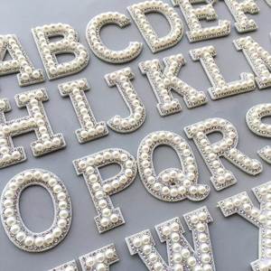 Patchs de lettres thermocollants DIY en perles et strass, patchs de lettres de l'alphabet en perles pour chapeau - Product Image 1