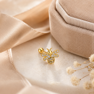 Orecchini a perno Mini Bee da donna, design a barretta sottile, gioielli per l'orecchio semplici e carini per tutti i giorni - Product Image 1