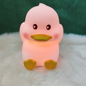 Veilleuse en silicone en forme de canard, LED à changement de couleur RGB automatique, lampe de chevet pour enfants, commande tactile, rechargeable par USB avec minuterie de 30/60 minutes - Product Image 1