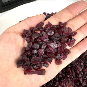 Grosir batu permata longgar batu Reki kristal alami kerikil batu Garnet Rhodolite kasar batu
