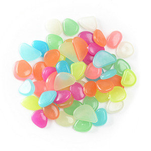 Acquario paesaggistica luminosi ciottoli colorati in plastica fluorescente e resina scatola di imballaggio acquario pietra paesaggio - Product Image 1