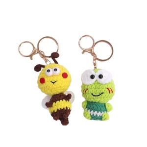 Producto Terminado: Adorables Adornos de Ganchillo Hechos a Mano de Ranas y Abejas Pequeñas, Pequeños Regalos de Cumpleaños - Product Image 5