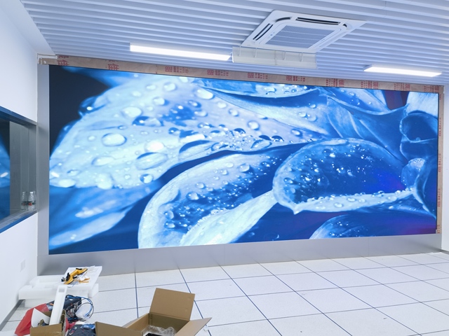 Full Color LED Screen P2.5 Pixel Pitch 700cd/m Brightness 100,000 Hours Lifespan Commercial Indoor Video Wall Retail Store