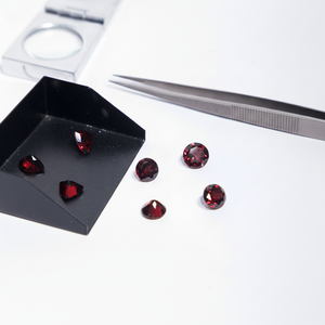 หินโกเมนเจียระไนแบบเหลี่ยมเพชรพลอยสีแดง10x10มม. หินอัญมณีหลวมคุณภาพสูง - Product Image 1