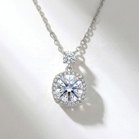 Collier en Argent Sterling 925 avec Pendentif Moissanite Rond, Chaîne Figaro, Style Luxe, Certifié, Sertissage Griffe, Bijou Quotidien pour Femme