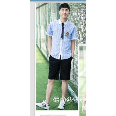 Camisa azul y pantalón corto negro para hombre.