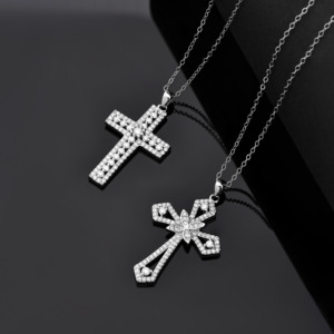 Collier pour femme en argent sterling 925 avec pendentif croix religieuse en moissanite de qualité D VVS, certifié GRA, vente en gros - Product Image 1