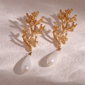 Boucles d'oreilles minimalistes en perles et or Bijoux imperméables en acier inoxydable plaqué 18 carats pour femmes - Product Image 5