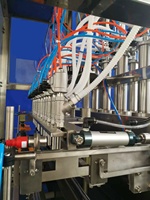 Máquina de llenado automática de alta viscosidad para salsas, mantequilla de cacahuete, miel, jarabe de arce y mermelada, con 2, 4, 6 o 12 cabezales, apta para uso alimentario.