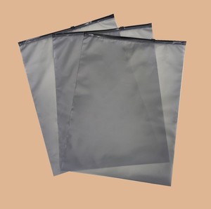 ถุงบรรจุภัณฑ์พลาสติกรีไซเคิลได้สำหรับงานแสดงสินค้าซูเปอร์มาร์เก็ตด้ามจับซิป ldpe/HDPE โลโก้พิมพ์แบบกำหนดเอง - Product Image 6