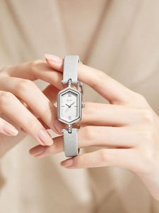 Reloj hexagonal de alta gama para mujer con marco plateado retro y correa con diseño de lichi, reloj de cuarzo retro, nuevo modelo. - Product Image 5