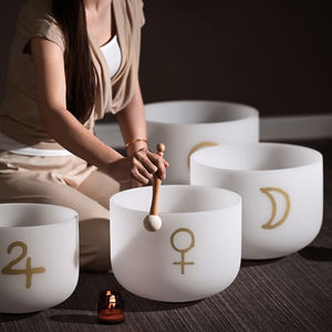 Cuenco de Cristal de Cuarzo Jinfang con Símbolo Alquímico, Color Blanco Lechoso Esmerilado, de 6-12 Pulgadas, para Baño de Sonido y Sanación - Product Image 3