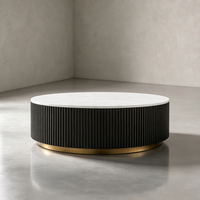 Table basse Finnley de style Arhaus personnalisable OAKEN, base en bois noir cannelé avec garniture en métal laiton, plateau rond en marbre