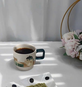 Fournisseur en gros de Chine, tasse en céramique en grès à motif de dessin animé, écologique, compatible lave-vaisselle et micro-ondes, tasse à café à poignée carrée - Product Image 6