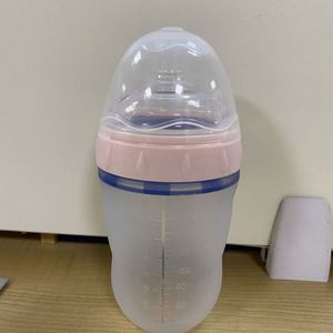 Biberón de Silicona Profesional Libre de BPA con Asa, Color Personalizado, Diseño Duradero, Flujo Medio para Bebés de 0 a 12 Meses - Product Image 4