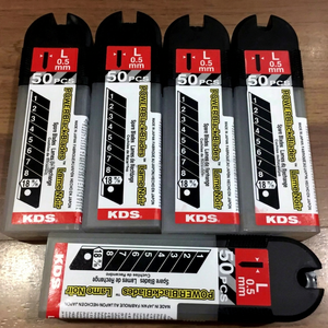 Lames de couteau utilitaire KDS Powerblackblades en acier au carbone de 0,5 mm, 50 pièces, fabriquées au Japon pour une coupe de précision - Product Image 1