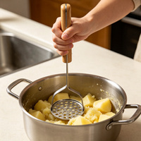 Ronde geperforeerde groentepuree-gereedschap met houten handvat en roestvrijstalen aardappelstamper