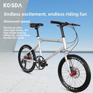 Vélo de <span class=keywords><strong>route</strong></span> KOSDA 22 pouces en alliage d'aluminium ultra-léger à 9 vitesses avec freins à double disque et <span class=keywords><strong>guidon</strong></span> <span class=keywords><strong>plat</strong></span> pour hommes et femmes - Product Image 1