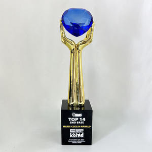 क्रिस्टल ब्लू ग्रीन हार्ट डायमंड ट्रॉफी के लिए गोल्ड होल्डिंग हैंड क्रिस्टल ट्रॉफी MH-J985 - Product Image 5