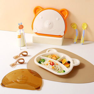 Assiette à dîner compartimentée pour enfant en forme d'ours avec couvercle, cuillère et fourchette, vaisselle de qualité alimentaire pour petites mains - Product Image 1