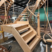 Escalier semi-circulaire en bois moderne sur mesure pour villa